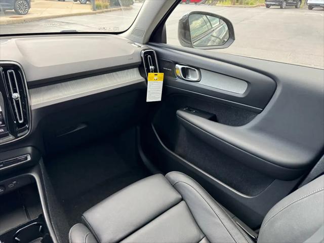 2026 Volvo XC40 Ultra, B5 AWD Gas (mild hybrid), Dark