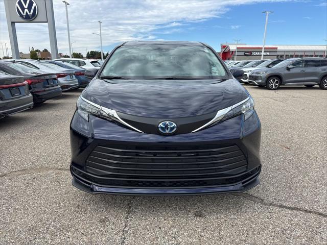 2025 Toyota Sienna LE