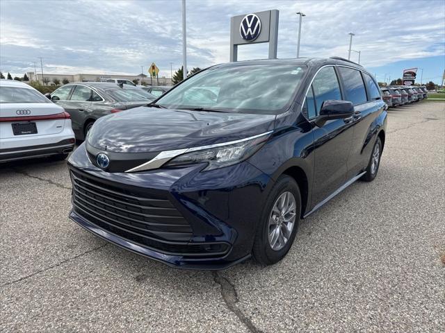 2025 Toyota Sienna LE