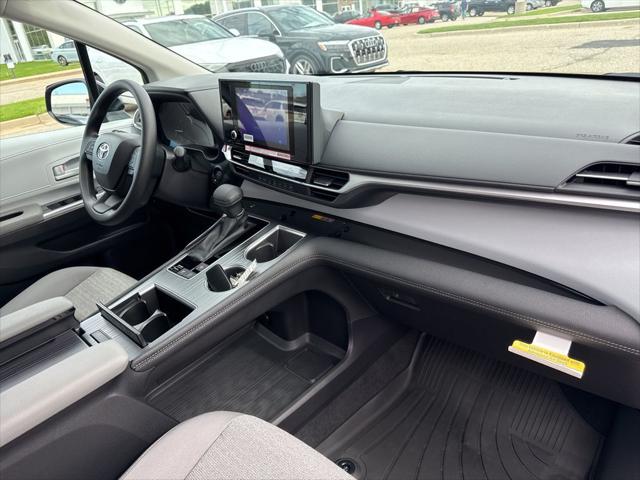 2025 Toyota Sienna LE