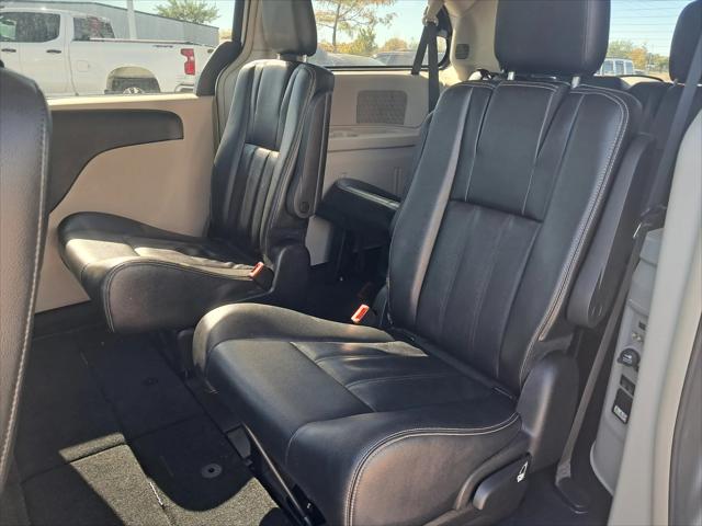 2016 Chrysler Town & Country Touring