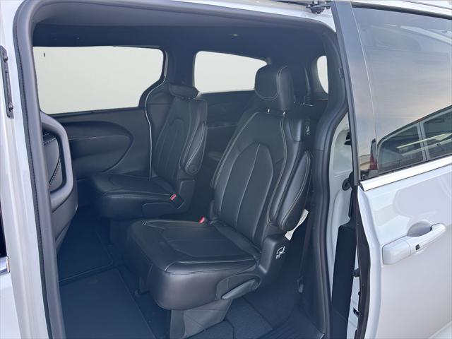 2026 Chrysler Pacifica Select AWD