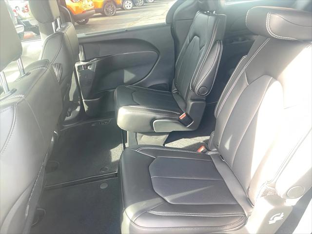 2026 Chrysler Pacifica Select AWD
