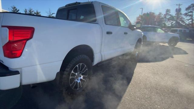 2024 Nissan TITAN Crew Cab SV 4x4
