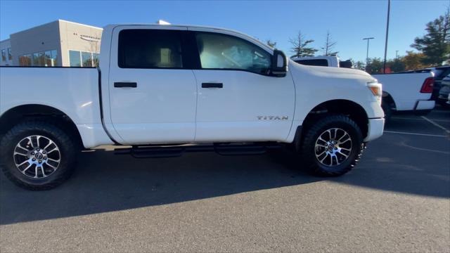 2024 Nissan TITAN Crew Cab SV 4x4