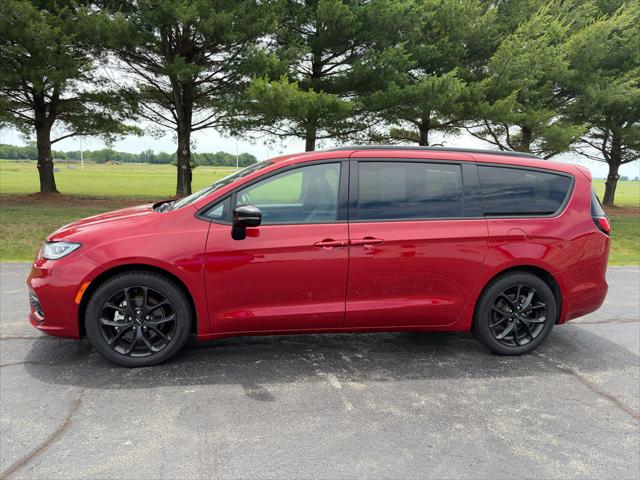 2025 Chrysler Pacifica Limited for sale in Taylorville, IL