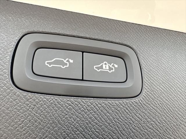 2026 Volvo XC90 Ultra, B6 AWD Gas (mild hybrid), Gasoline, Bright, 7 Seats