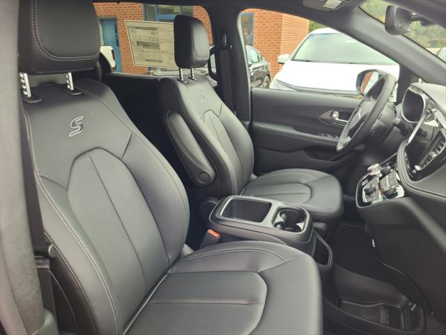 2026 Chrysler Pacifica Select AWD