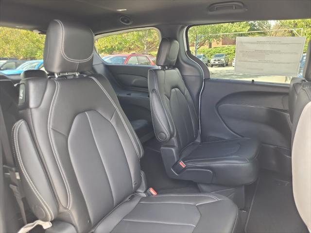 2026 Chrysler Pacifica Select AWD