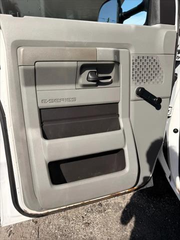 2015 Ford E-350 Cutaway E-350