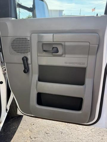 2015 Ford E-350 Cutaway E-350