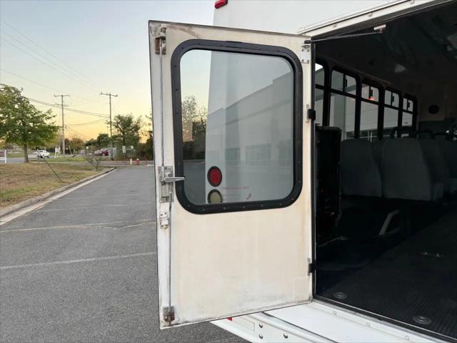 2010 Ford E-450 Cutaway E-450