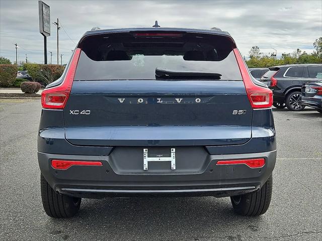 2026 Volvo XC40 Ultra, B5 AWD Gas (mild hybrid), Dark
