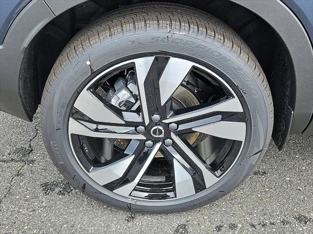 2026 Volvo XC40 Ultra, B5 AWD Gas (mild hybrid), Dark