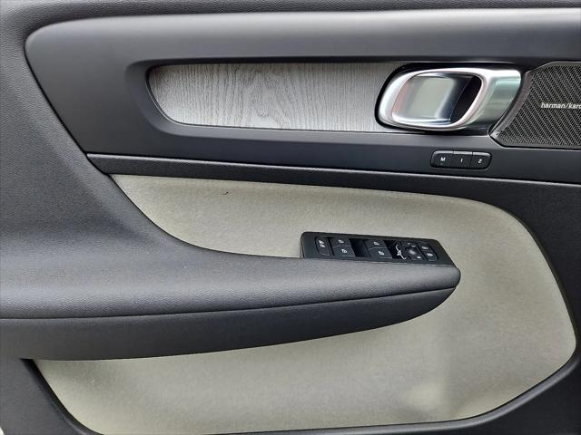 2026 Volvo XC40 Ultra, B5 AWD Gas (mild hybrid), Dark