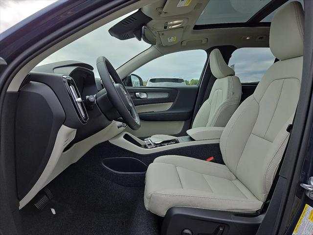 2026 Volvo XC40 Ultra, B5 AWD Gas (mild hybrid), Dark