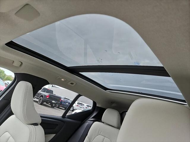 2026 Volvo XC40 Ultra, B5 AWD Gas (mild hybrid), Dark