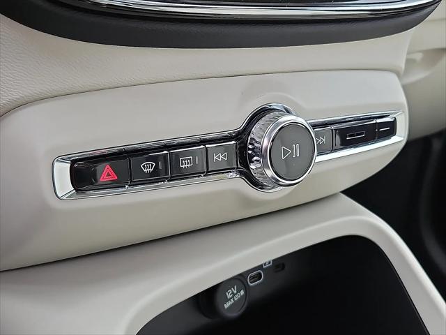 2026 Volvo XC40 Ultra, B5 AWD Gas (mild hybrid), Dark