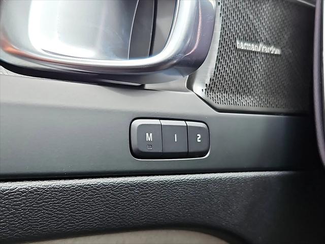 2026 Volvo XC40 Ultra, B5 AWD Gas (mild hybrid), Dark
