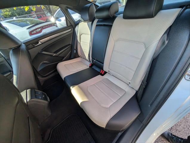 2022 Volkswagen Passat 2.0T R-Line