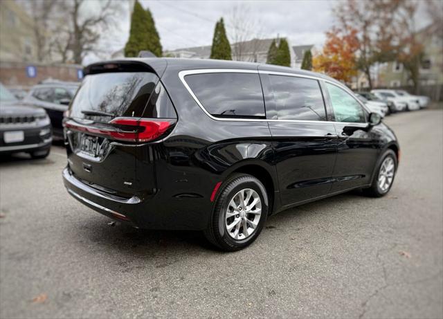2026 Chrysler Pacifica Select AWD
