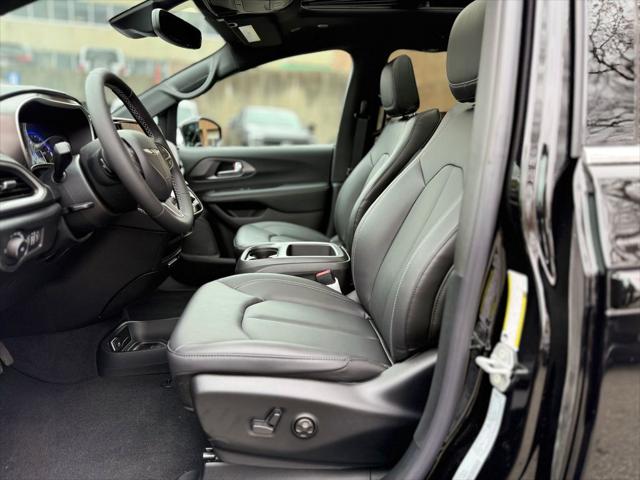 2026 Chrysler Pacifica Select AWD