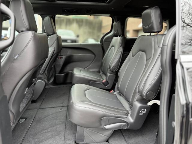 2026 Chrysler Pacifica Select AWD