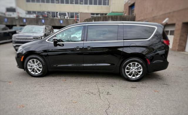 2026 Chrysler Pacifica Select AWD