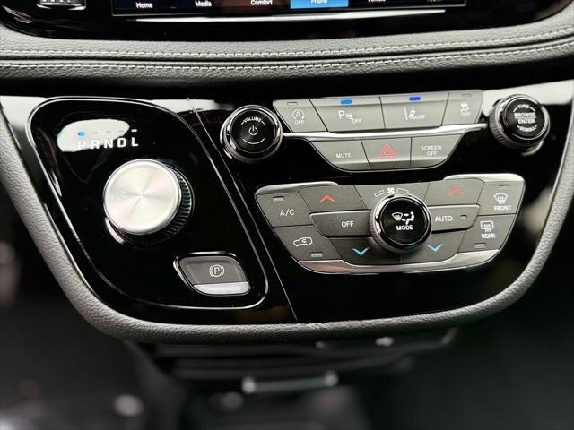 2026 Chrysler Pacifica Select AWD