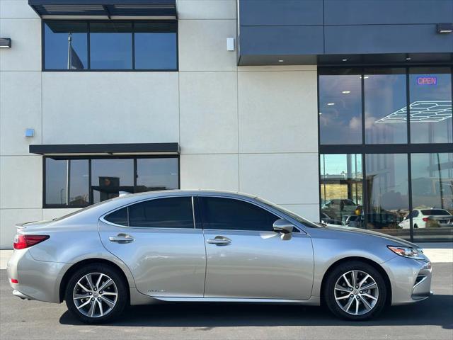 2017 Lexus ES 300h ES 300h Sedan 4D