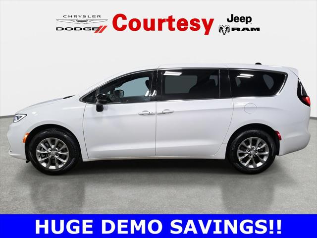 2026 Chrysler Pacifica Select AWD