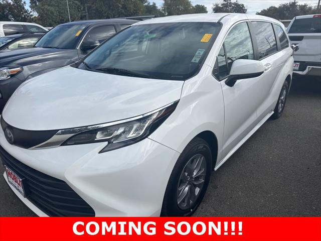 2022 Toyota Sienna LE