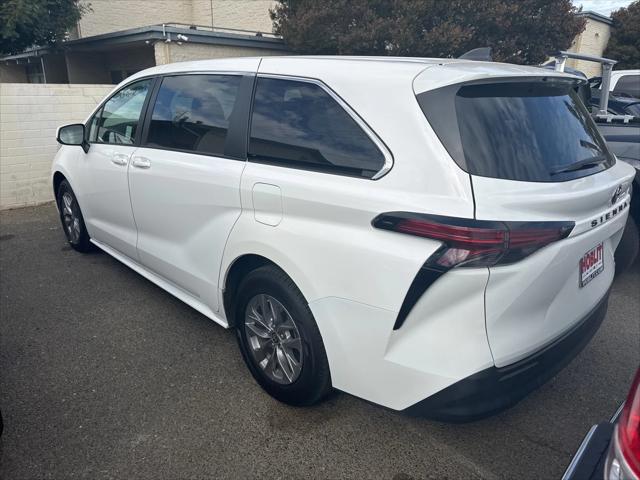 2022 Toyota Sienna LE