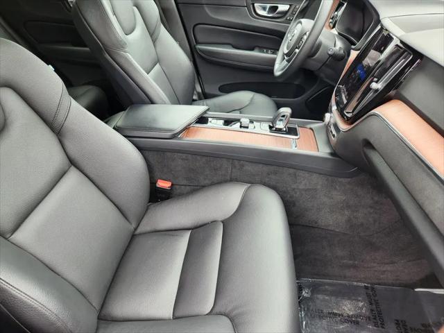 2023 Volvo XC60 Recharge T8 Plus Dark Theme