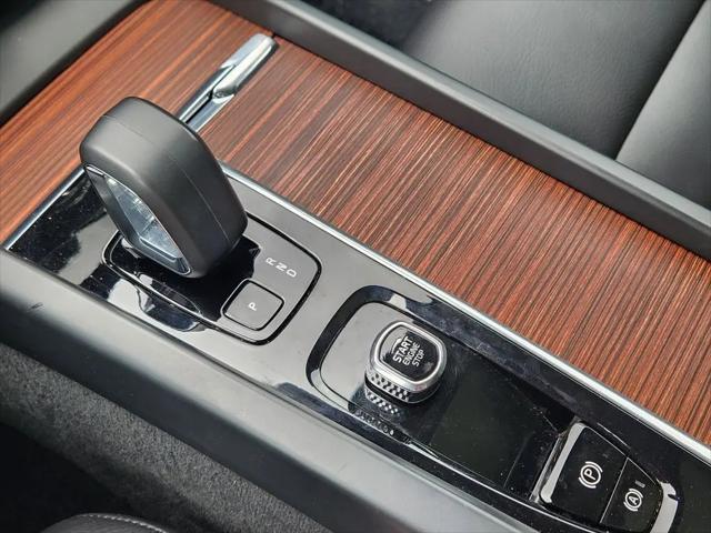 2023 Volvo XC60 Recharge T8 Plus Dark Theme