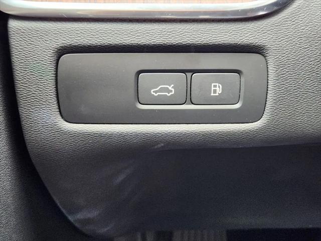2023 Volvo XC60 Recharge T8 Plus Dark Theme