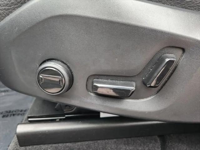 2023 Volvo XC60 Recharge T8 Plus Dark Theme