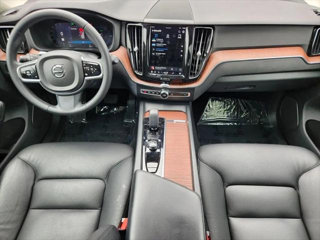 2023 Volvo XC60 Recharge T8 Plus Dark Theme