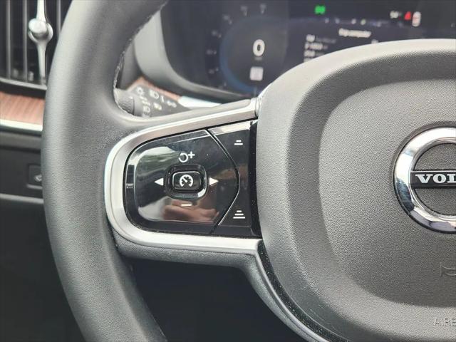 2023 Volvo XC60 Recharge T8 Plus Dark Theme