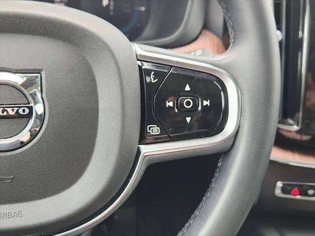 2023 Volvo XC60 Recharge T8 Plus Dark Theme
