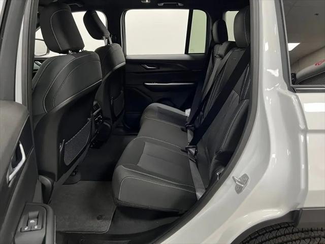 2025 Jeep Grand Cherokee Laredo 4x2