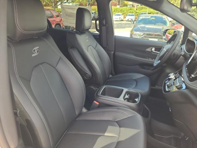 2026 Chrysler Pacifica Select AWD