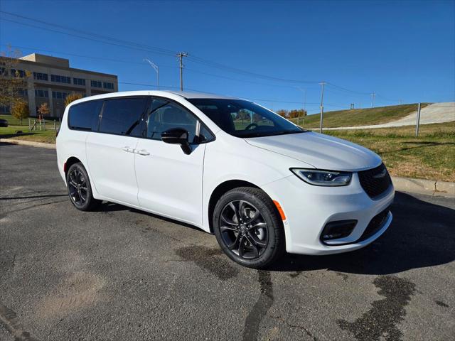 2026 Chrysler Pacifica PACIFICA SELECT AWD