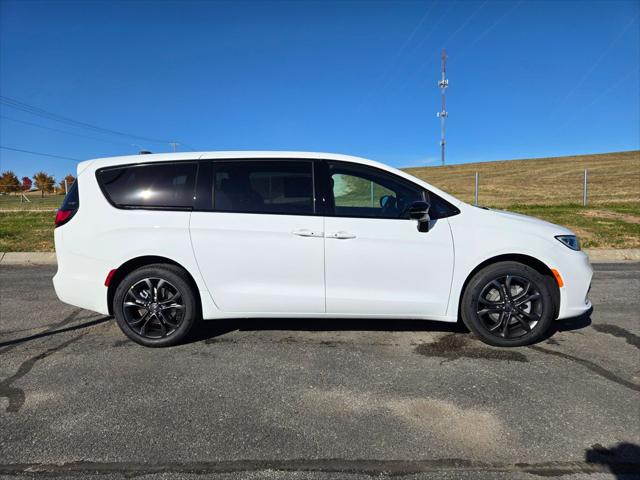 2026 Chrysler Pacifica PACIFICA SELECT AWD