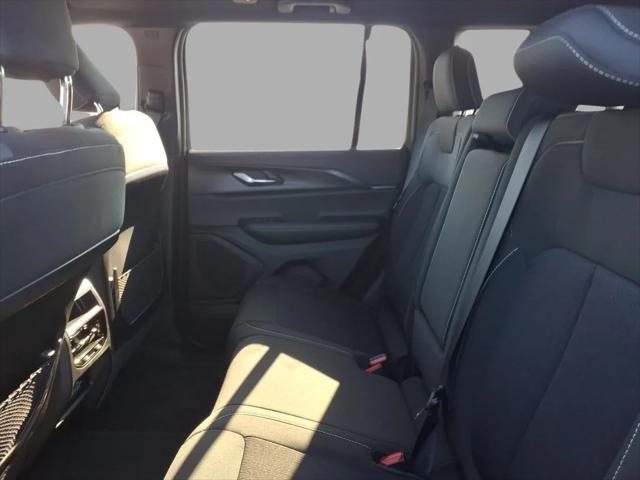 2025 Jeep Grand Cherokee Laredo 4x2
