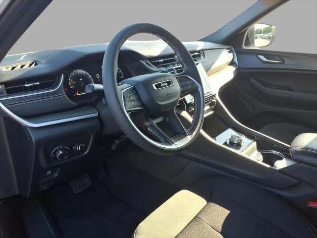 2025 Jeep Grand Cherokee Laredo 4x2