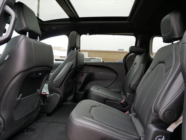 2026 Chrysler Pacifica Select AWD