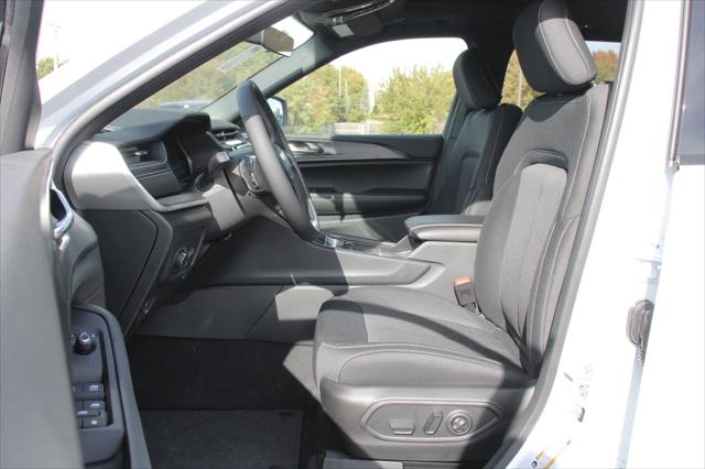 2025 Jeep Grand Cherokee GRAND CHEROKEE LAREDO X 4X4