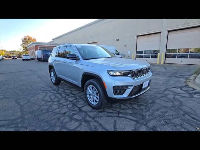 2025 Jeep Grand Cherokee GRAND CHEROKEE LAREDO X 4X4