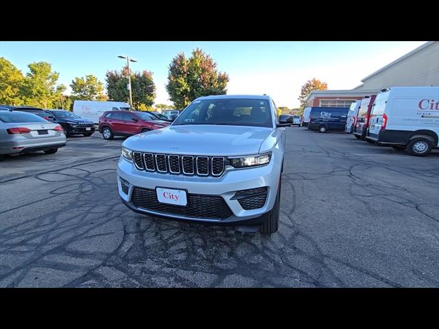 2025 Jeep Grand Cherokee GRAND CHEROKEE LAREDO X 4X4